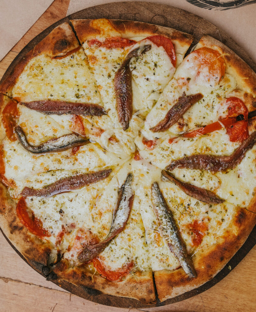 Pizza artesanal con anchoas