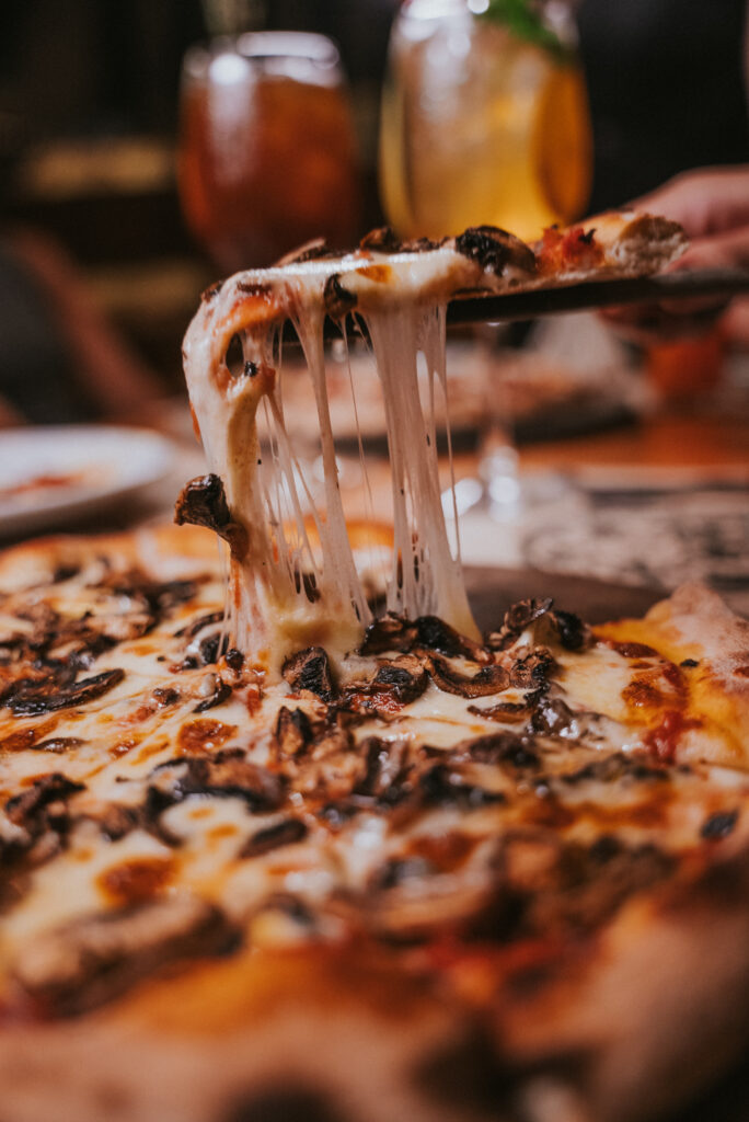 Mostrando la textura de la pizza recién servida.