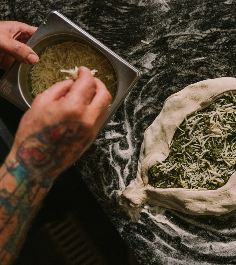 Espolvoreando queso sobre un khachapuri