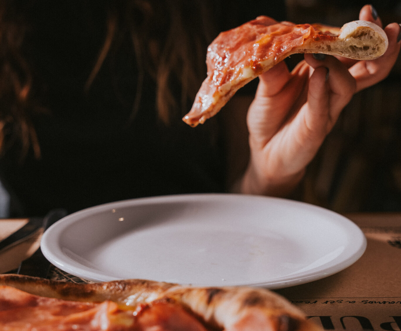 Pizza con jamón recién servida